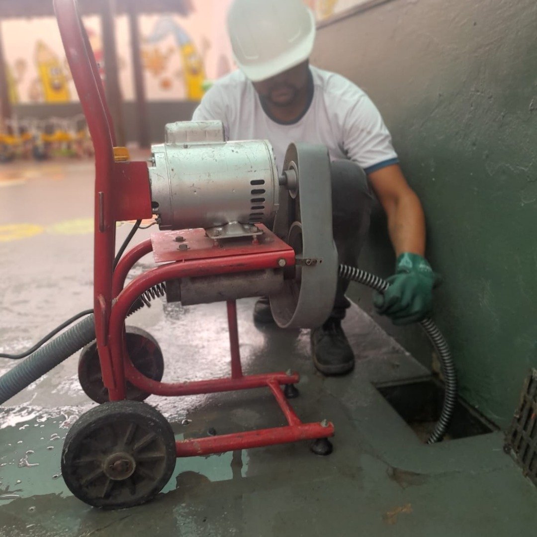 Limpeza de fossa séptica com caminhão a vácuo